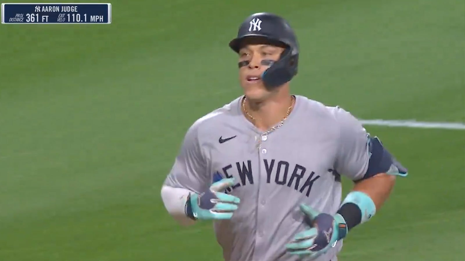 Aaron Judge crushes pitch to become fastest player to 300 career HRs