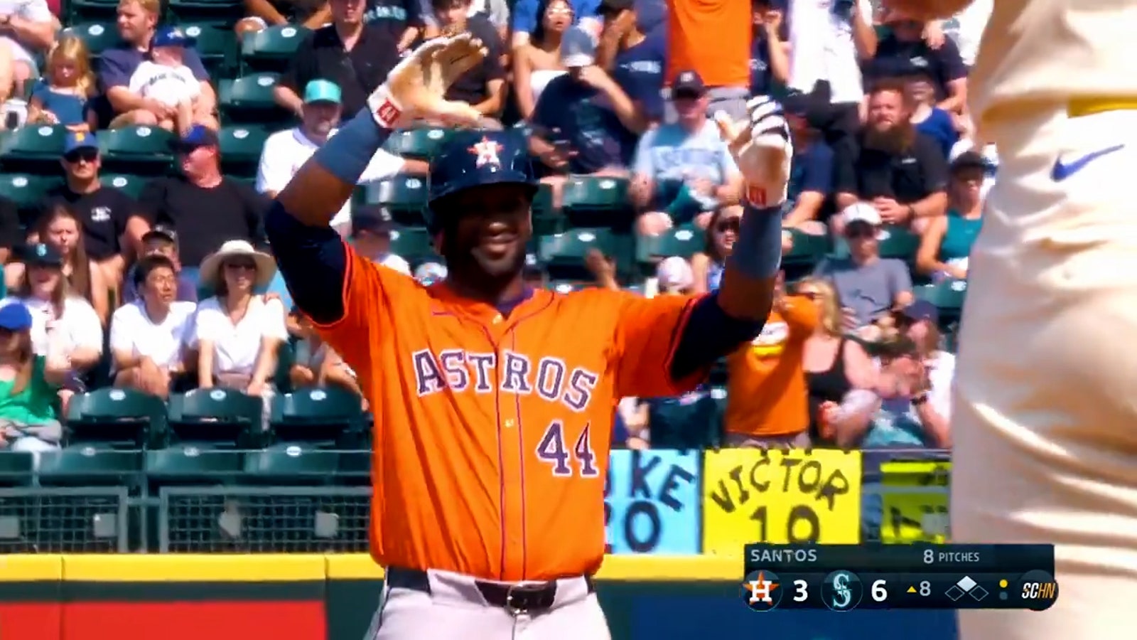 Astros' Yordan Álvarez hits a double to complete cycle vs. Mariners